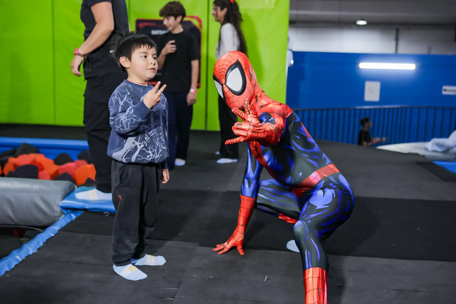 Un niño disfrutando del encuentro con Spider-Man